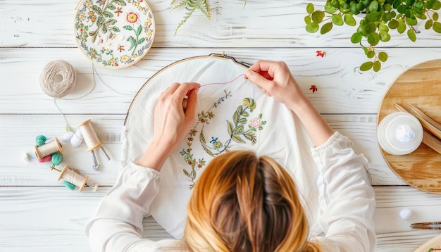 Artystka haftująca motyw kwiatowy